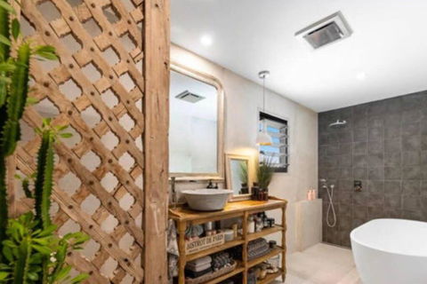 Sunset Views, Gorgeous Large Family Home, Superb Location - Sunshine Coast Guide 3