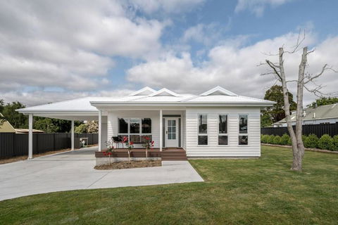 Tamar Valley Luxury Retreat - Sunshine Coast Guide 0