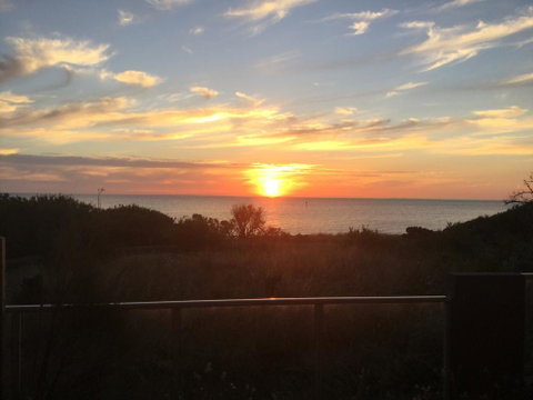 Beachside Apartments Bonbeach - Sunshine Coast Guide 0