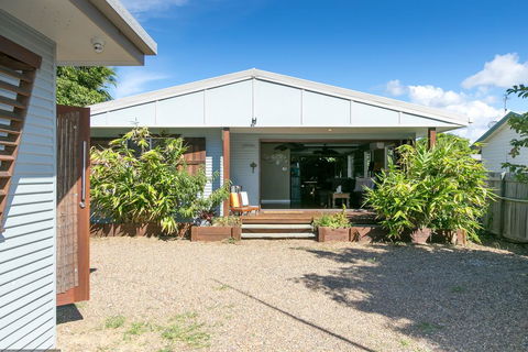 Beachside Cottages - Sunshine Coast Guide 2