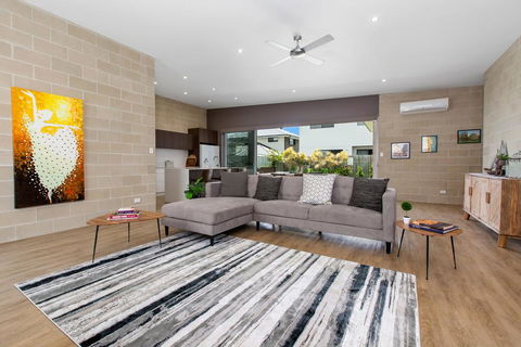 BEACHSIDE HAVEN - Sunshine Coast Guide 1