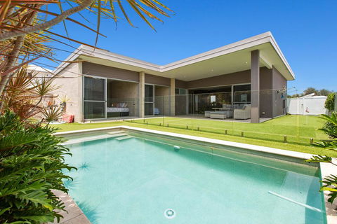 BEACHSIDE HAVEN - Sunshine Coast Guide 0