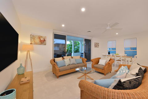 Beachview Villa 7 Plantation House - Sunshine Coast Guide 3