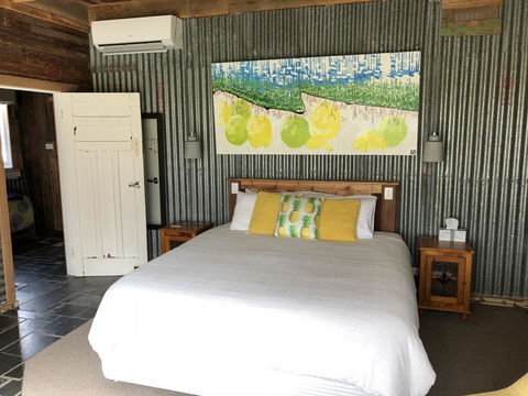 Bed In A Shed Vineyard Stay - Sunshine Coast Guide 0