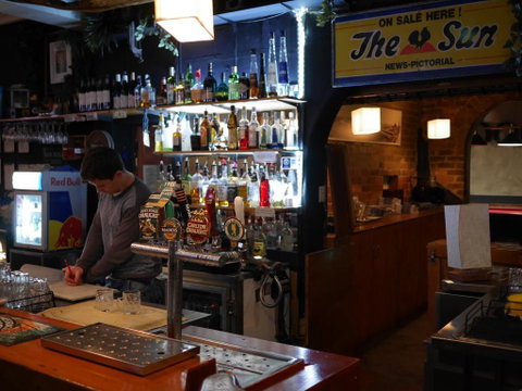 Bev And Mick's International Backpackers At Mcmahon's - Sunshine Coast Guide 1