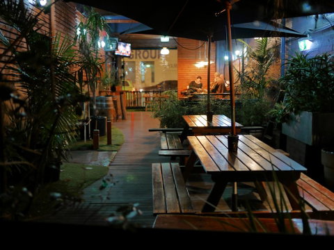 Bev And Mick's International Backpackers At Mcmahon's - Sunshine Coast Guide 0