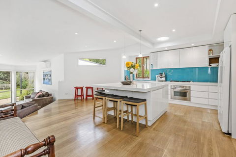 BIRDSONG - MORNINGTON - Sunshine Coast Guide 0
