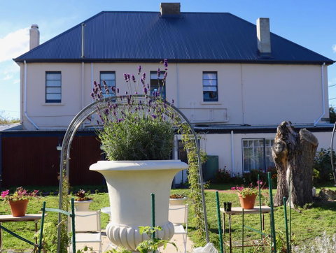 Blue Bell Inn - Sunshine Coast Guide 1