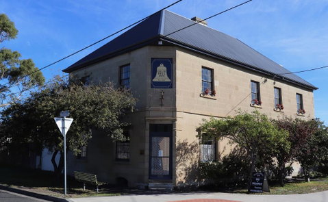 Blue Bell Inn - Sunshine Coast Guide 0
