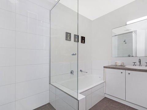 Blue Vista - Sunshine Coast Guide 1