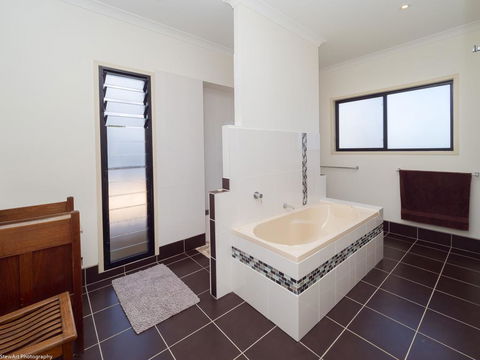 Blue Water Retreat - Upstairs - Sunshine Coast Guide 1