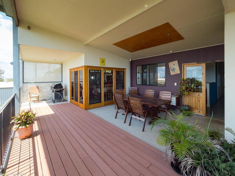 Blue Water Retreat - Upstairs - Sunshine Coast Guide 0