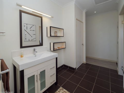 Blue Water Retreat - Upstairs - Sunshine Coast Guide 2