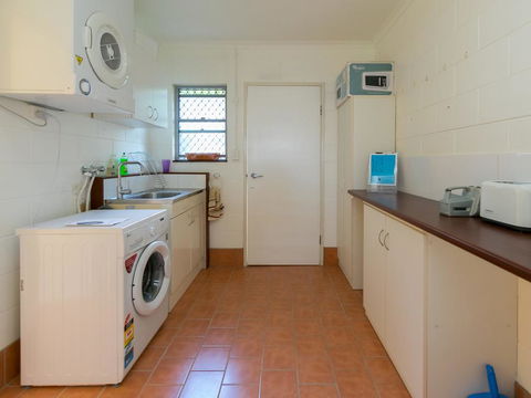 Blue Water Retreat - Upstairs & Downstairs - Sunshine Coast Guide 2