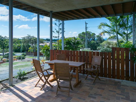 Blue Water Retreat - Upstairs & Downstairs - Sunshine Coast Guide 3
