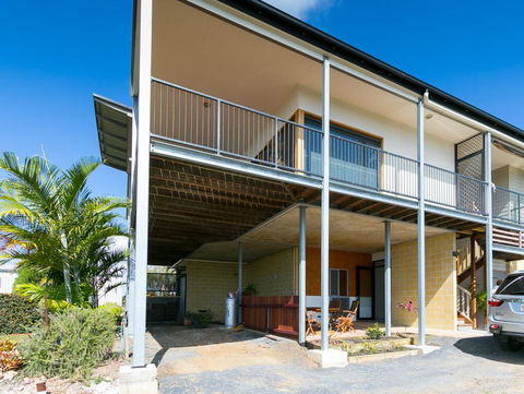 Blue Water Retreat - Upstairs & Downstairs - Sunshine Coast Guide 1