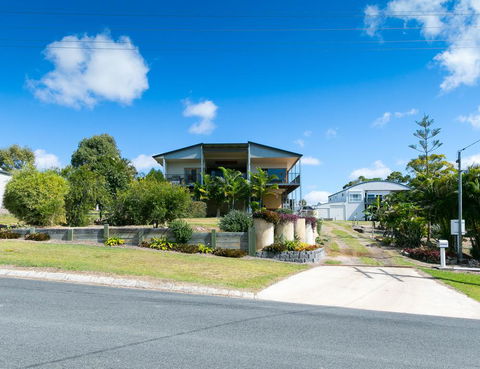 Blue Water Retreat - Upstairs & Downstairs - Sunshine Coast Guide 0