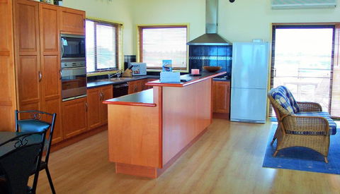 Boathouse Holiday House - Sunshine Coast Guide 1