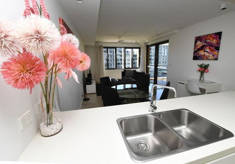 WATERFRONT DARWIN TROPICAL DELIGHT - Sunshine Coast Guide 1
