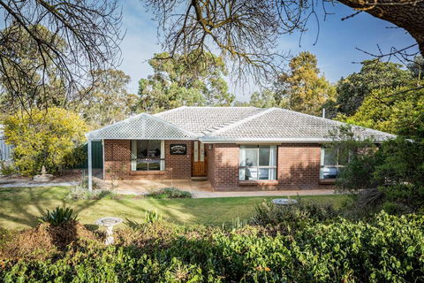 Watervale Hotel Guesthouse - Sunshine Coast Guide 1