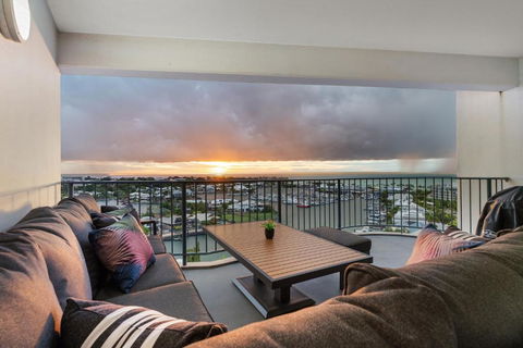 Anchor Point Penthouse 3BR With Marina Views - Pool - BBQs - Sunshine Coast Guide 0