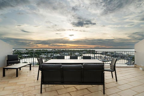 Anchor Point Penthouse 3BR With Marina Views - Pool - BBQs - Sunshine Coast Guide 1