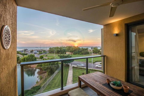 ZEN BY THE OCEAN - 1-BR Executive Biz Retreat - Sunshine Coast Guide 0