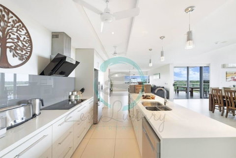 ZEN LUXURY: 2-Story 4-BR Penthouse In Darwin City With Mindal Markets & Harbour Views - Sunshine Coast Guide 0