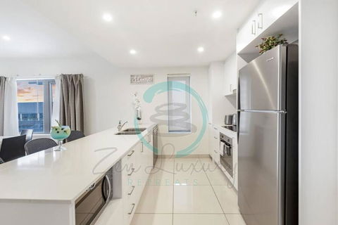 ZEN OCEAN BLISS - Cozy 2-BR/2-BA Sea View Retreat - Sunshine Coast Guide 2