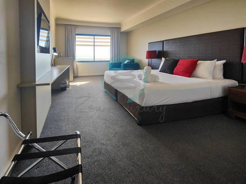 ZEN88 ESPLANADE: Hotel Suite W/ Ocean/Sunset Views - Sunshine Coast Guide 1