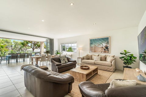 Zinc 1 - Modern Apartment With Lift - Sunshine Coast Guide 1