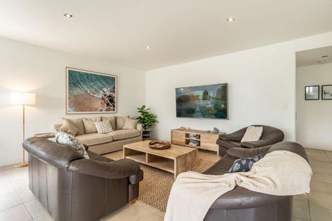 Zinc 1 - Modern Apartment With Lift - Sunshine Coast Guide 3