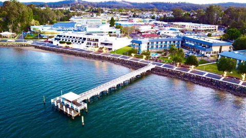 Zorba Waterfront Motel - Sunshine Coast Guide 0
