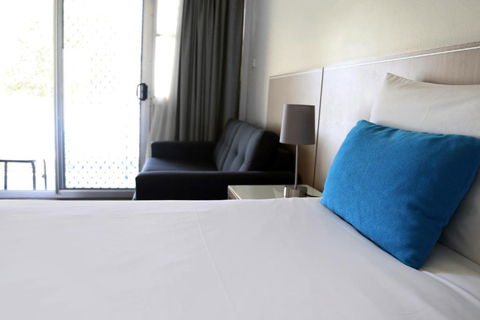 Zorba Waterfront Motel - Sunshine Coast Guide 1