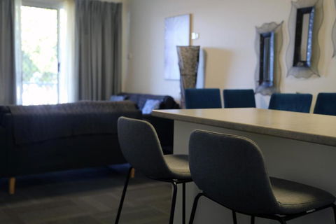 Zorba Waterfront Motel - Sunshine Coast Guide 3