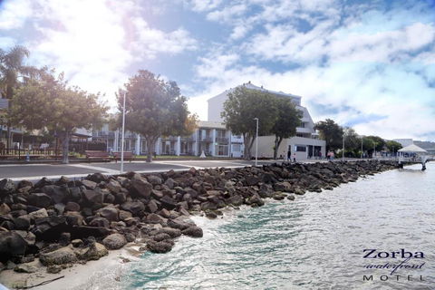 Zorba Waterfront Motel - Sunshine Coast Guide 2
