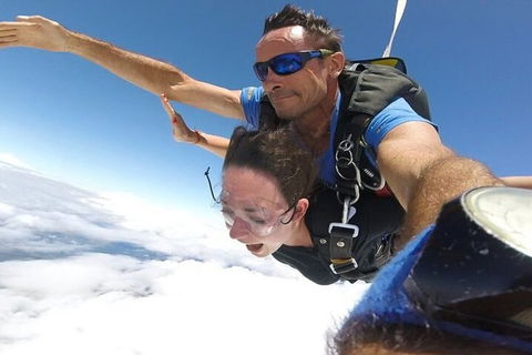 Byron Bay Tandem Sky Dive - Sunshine Coast Guide 2